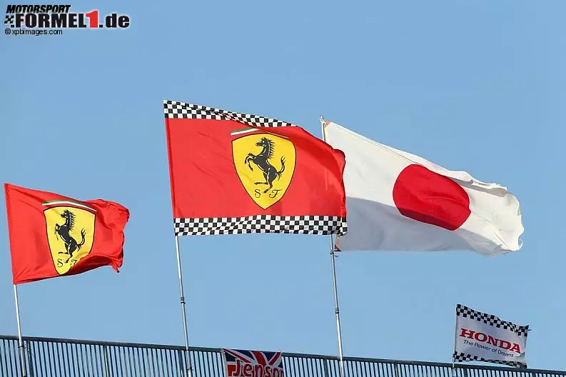 Foto zur News: Die Ferrari-Fahnen hätten in Japan auch auf Halbmast gezogen werden können.