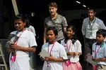 Foto zur News: Indische Kinder besuchen das Mercedes-Team