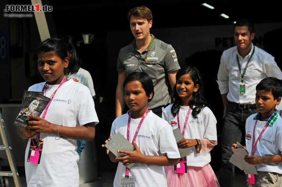 Foto zur News: Indische Kinder besuchen das Mercedes-Team