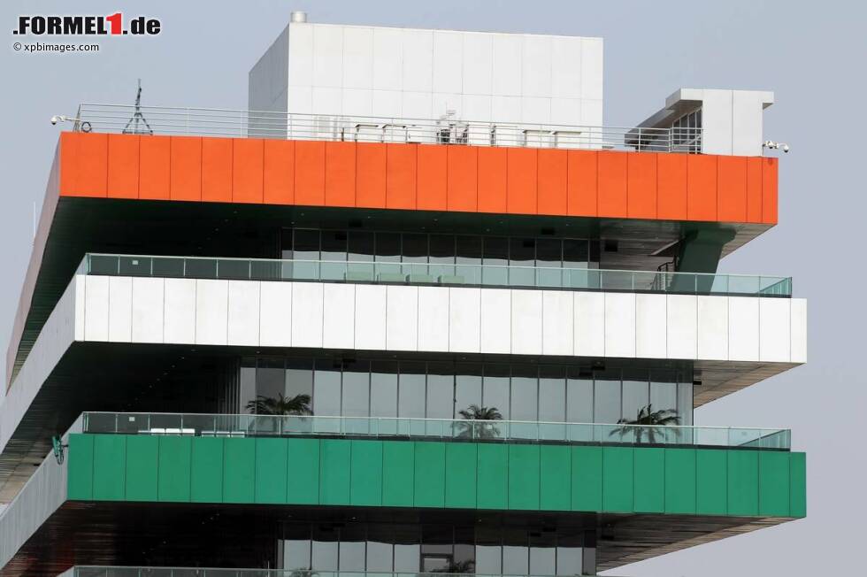 Foto zur News: Das Streckengebäude am Buddh International Circuit