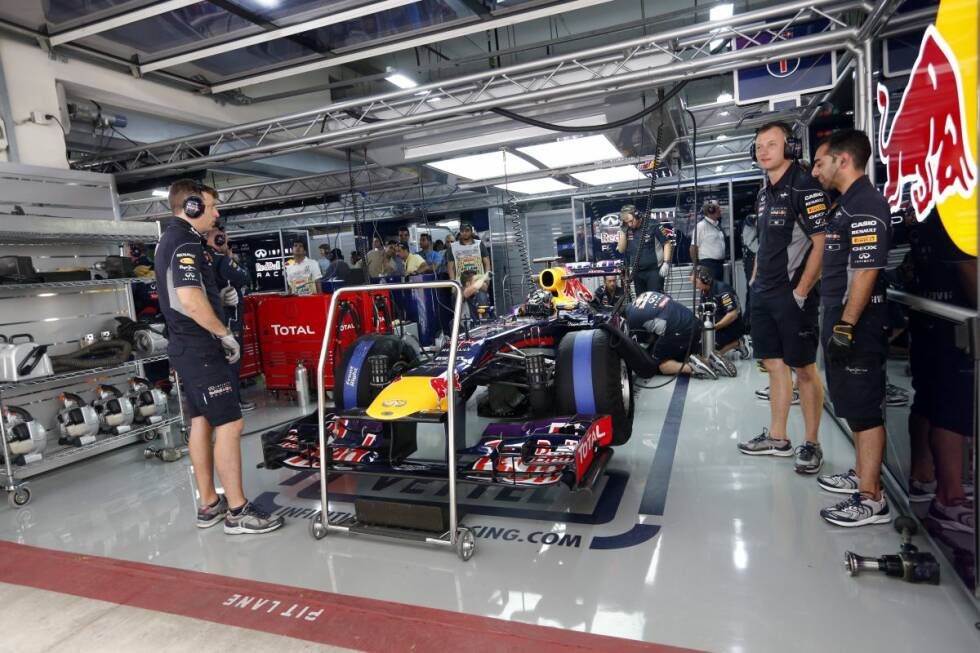 Foto zur News: Sebastian Vettel stimmte mit seiner Mannschaft das Auto mal wieder perfekt ab und fuhr überlegen zur Pole-Position.
