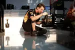 Foto zur News: Lotus-Mechaniker bei der Arbeit