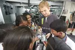 Foto zur News: Nico Rosberg (Mercedes) mit indischen Kindern