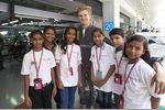 Foto zur News: Nico Rosberg (Mercedes) mit indischen Kindern