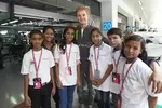 Foto zur News: Nico Rosberg (Mercedes) mit indischen Kindern