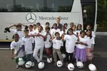 Foto zur News: Nico Rosberg (Mercedes) mit indischen Kindern