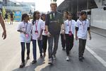 Foto zur News: Nico Rosberg (Mercedes) mit indischen Kindern