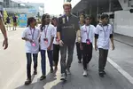 Foto zur News: Nico Rosberg (Mercedes) mit indischen Kindern