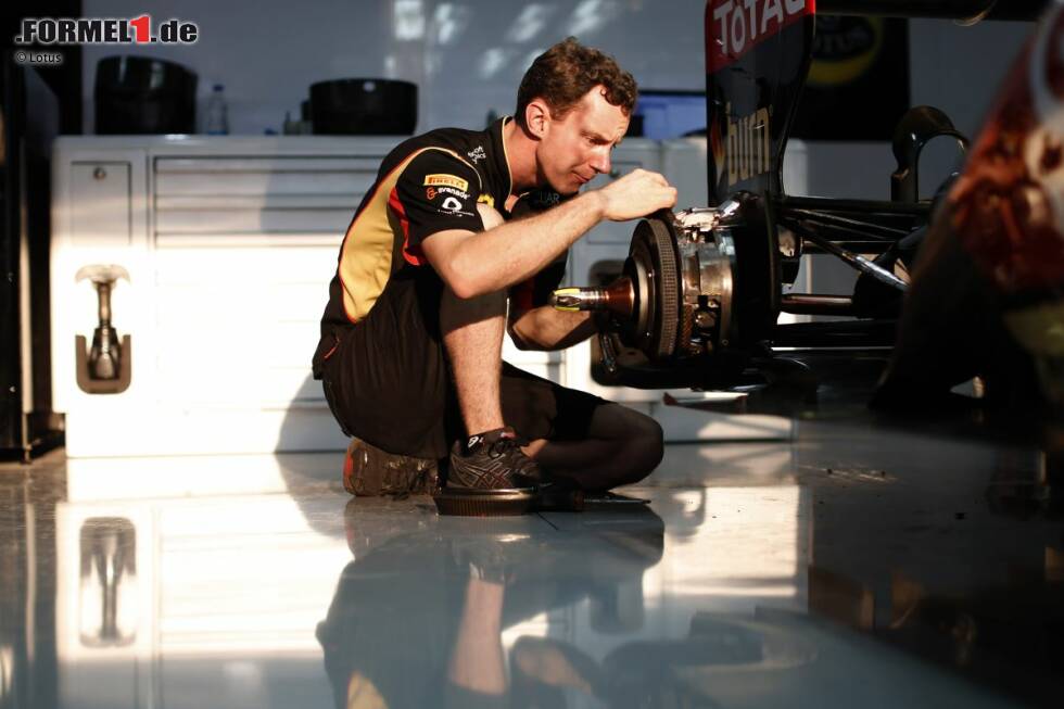 Foto zur News: Lotus-Mechaniker bei der Arbeit