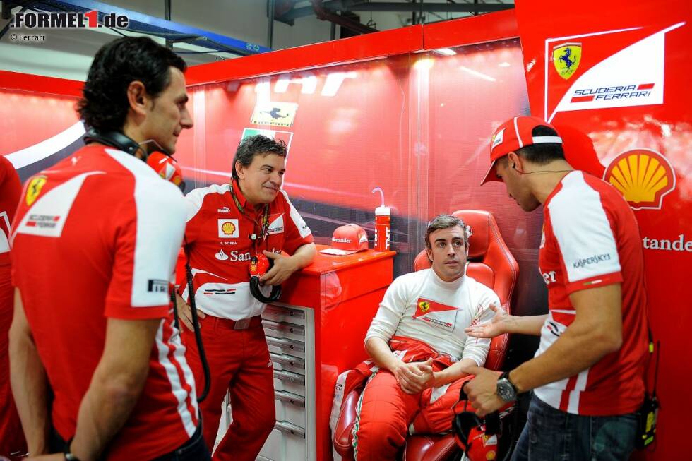 Foto zur News: Die Ferrari-Spanier unter sich: Pedro de la Rosa, Fabrizio Borra, Fernando Alonso und Marc Gene