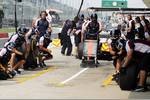 Foto zur News: Williams-Team übt einen Boxenstopp, nachdem Pastor Maldonado am Freitag erneut ein Rad verloren hat