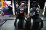 Foto zur News: Red-Bull-Mechaniker verfolgen das Qualifying