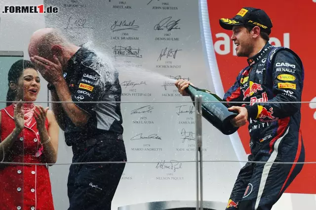 Da bekam auch ein wichtiges Teammitglied die volle Champagnerdusche ab... Foto zur News: Da bekam auch ein wichtiges Teammitglied die volle Champagnerdusche ab...