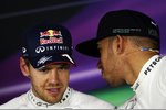 Foto zur News: Sebastian Vettel (Red Bull) und Lewis Hamilton (Mercedes)