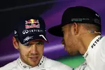 Foto zur News: Sebastian Vettel (Red Bull) und Lewis Hamilton (Mercedes)