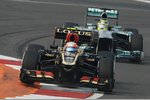 Foto zur News: Romain Grosjean (Lotus) und Nico Rosberg (Mercedes)