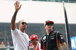 Foto zur News: Lewis Hamilton (Mercedes) und Kimi Räikkönen (Lotus)