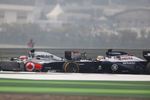 Foto zur News: Jenson Button (McLaren) und Pastor Maldonado (Williams)
