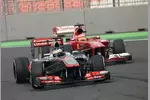 Foto zur News: Jenson Button (McLaren) und Fernando Alonso (Ferrari)