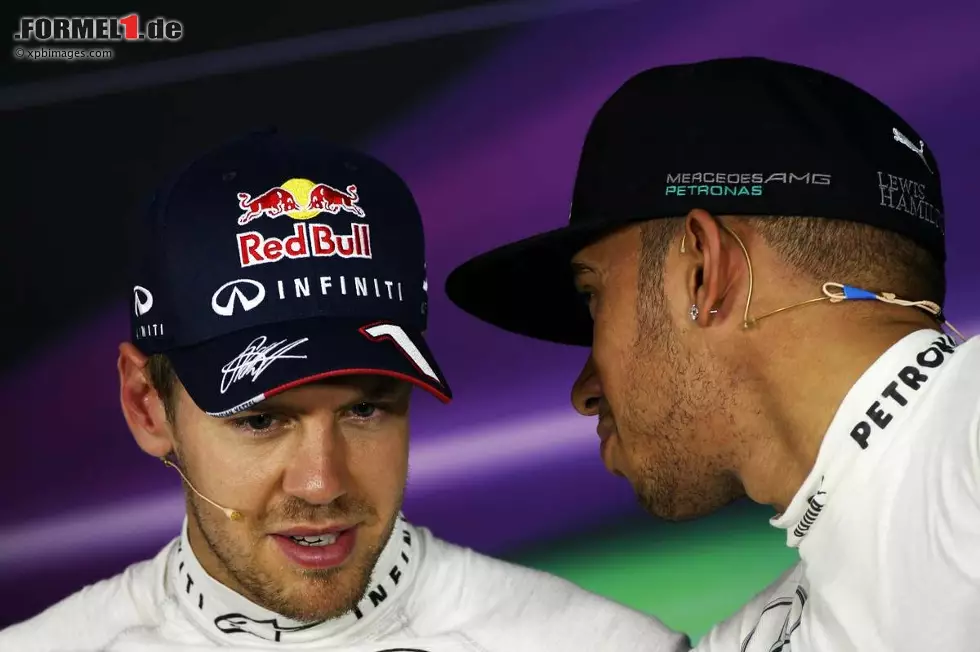 Foto zur News: Sebastian Vettel (Red Bull) und Lewis Hamilton (Mercedes)