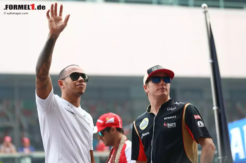 Foto zur News: Lewis Hamilton (Mercedes) und Kimi Räikkönen (Lotus)