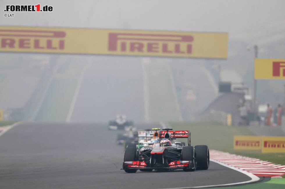 Foto zur News: Jenson Button (McLaren) und Adrian Sutil (Force India)