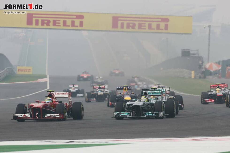 Foto zur News: Felipe Massa (Ferrari) und Nico Rosberg (Mercedes)