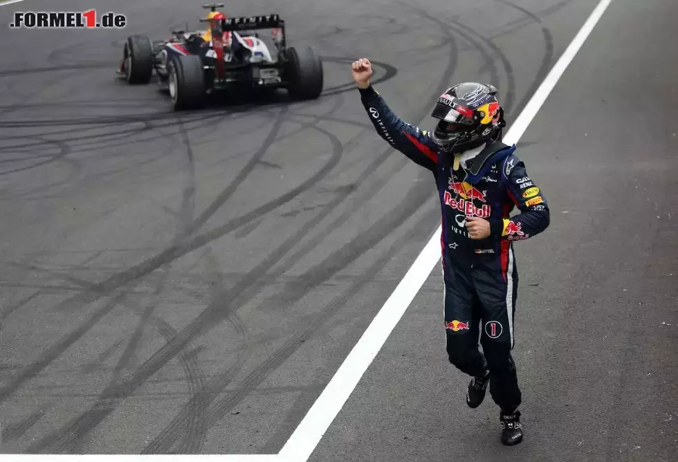 Foto zur News: Nach einem kräftigen Burnout auf der Start-Ziel-Geraden - was eigentlich gegen das Protokoll verstößt - brach der Jubel beim jüngsten viermaligen Weltmeister aller Zeiten los...