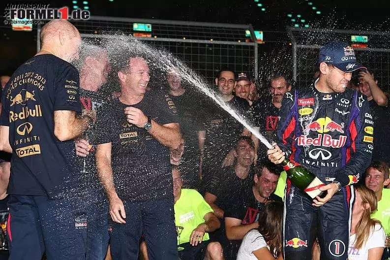 Foto zur News: ...durfte natürlich auch hier die Champagnerdusche für gezielte &amp;quot;Angriffe&amp;quot; und...