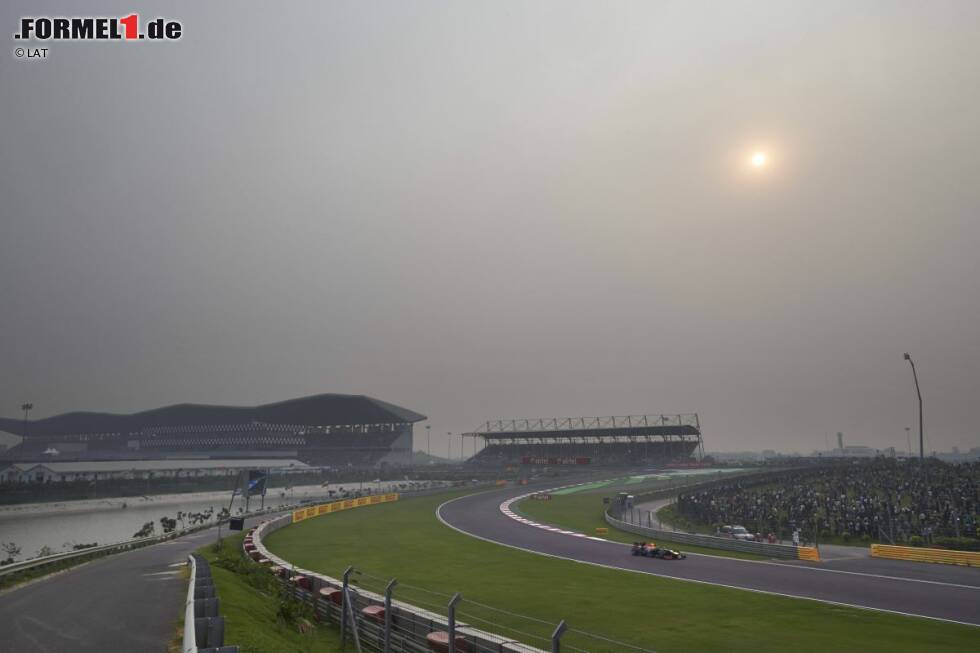 Foto zur News: Die Sonne kämpft sich durch den Smog
