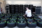 Foto zur News: Ein McLaren-Mechaniker bereitet Regenreifen vor