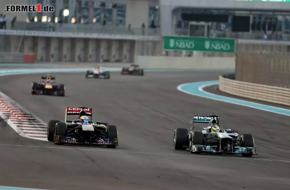 Foto zur News: Die Konkurrenz ließ der Silberpfeil mit Ausnahme von Sebastian Vettel und Mark Webber stehen.