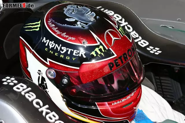 ...und Lewis Hamilton, der wie die meisten Fahrer zum besonderen USA-Grand-Prix mit speziellem Helmdesign gereist ist. Foto zur News: ...und Lewis Hamilton, der wie die meisten Fahrer zum besonderen USA-Grand-Prix mit speziellem Helmdesign gereist ist.