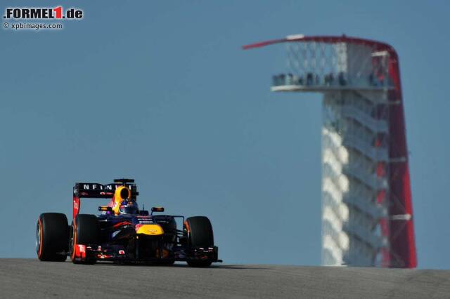 Foto zur News: Von der Aussichtsplattform aus sahen die Fans wieder den üblichen "Verdächtigen" an der Spitze: Sebastian Vettel im Red Bull.