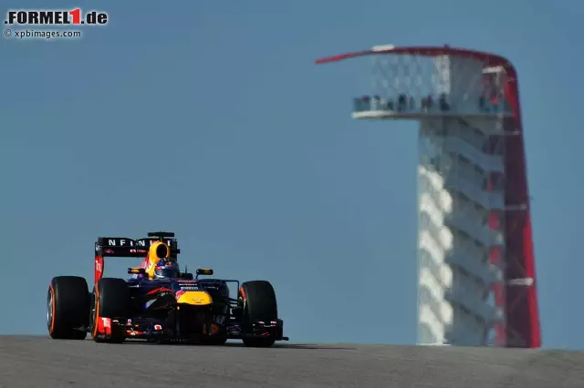 Foto zur News: Von der Aussichtsplattform aus sahen die Fans wieder den üblichen "Verdächtigen" an der Spitze: Sebastian Vettel im Red Bull.