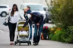 Foto zur News: Familie Maldonado (Williams) bei der Ankunft