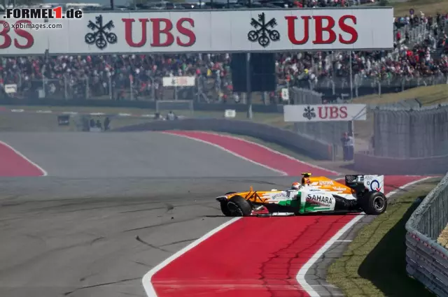 Foto zur News: Es war die erste Schrecksekunde beim Großen Preis der USA: Adrian Sutil fliegt mit seinem Force India noch in Runde eins von der Strecke