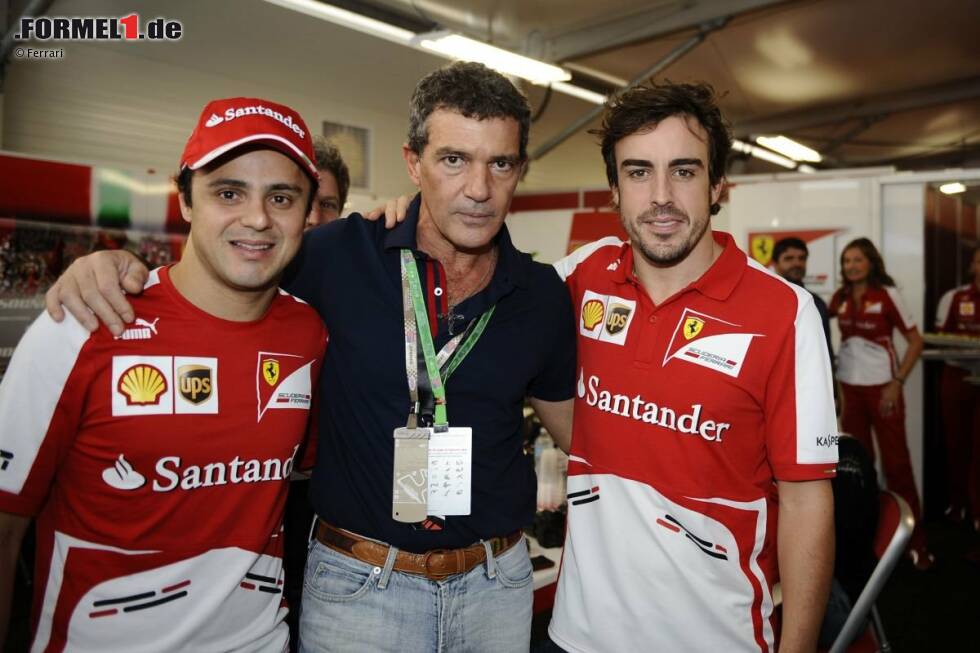 Foto zur News: Fernando Alonso und Felipe Massa mit Antonio Banderas