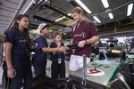 Foto zur News: Nico Rosberg (Mercedes) mit Laureus-Kindern