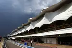 Foto zur News: Dunkle Wolken über dem Paddock