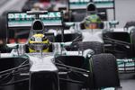 Foto zur News: Anstehen in der Boxengasse: Nico Rosberg (Mercedes) und Lewis Hamilton (Mercedes)