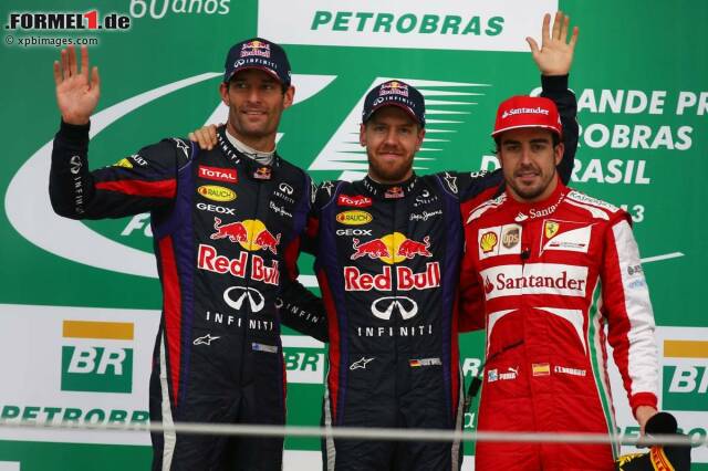 Foto zur News: Das letzte Podium des Jahres: Sieger Sebastian Vettel umringt von Teamkollege Mark Webber nach seinem letzten Rennen sowie Ferrari-Star Fernando Alonso.