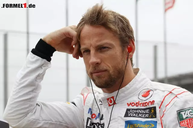 Nachdenklich: In der abgelaufenen Saison hatten Button und sein Team McLaren eher weniger zu lachen Foto zur News: Nachdenklich: In der abgelaufenen Saison hatten Button und sein Team McLaren eher weniger zu lachen