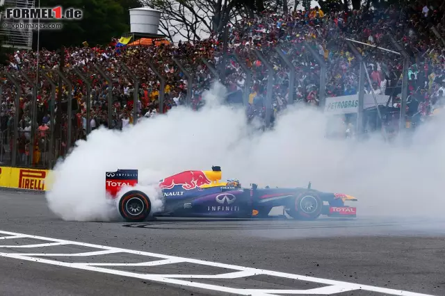 Foto zur News: Sebastian Vettel darf nun offiziell seinen Red Bull nach Rennsiegen kreisen lassen