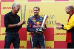 Foto zur News: Sebastian Vettel (Red Bull) erhält die Auszeichnung für die meisten schnellsten Rennrunden