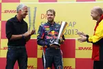 Foto zur News: Sebastian Vettel (Red Bull) erhält die Auszeichnung für die meisten schnellsten Rennrunden