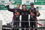 Foto zur News: Sebastian Vettel (Red Bull), Christian Horner und Mark Webber (Red Bull)