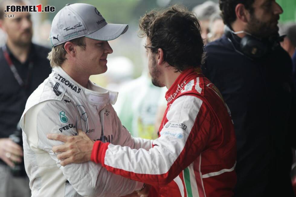 Foto zur News: Fernando Alonso (Ferrari) und Nico Rosberg (Mercedes)