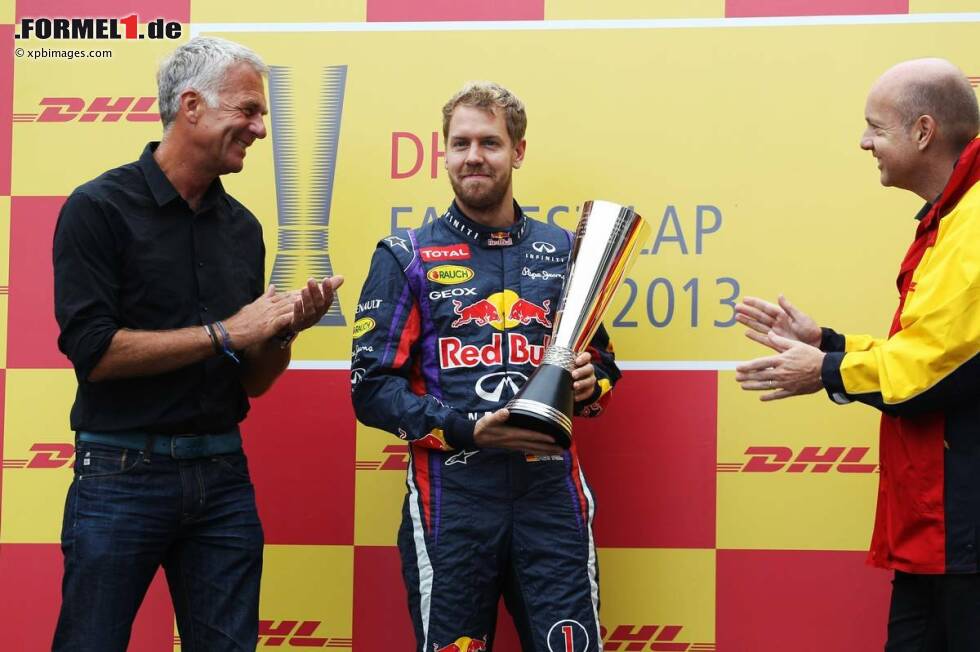 Foto zur News: Sebastian Vettel (Red Bull) erhält die Auszeichnung für die meisten schnellsten Rennrunden