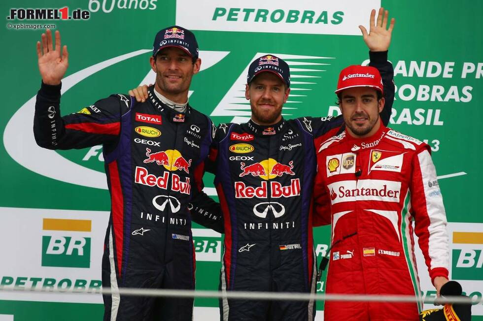 Foto zur News: Das letzte Podium des Jahres: Sieger Sebastian Vettel umringt von Teamkollege Mark Webber nach seinem letzten Rennen sowie Ferrari-Star Fernando Alonso.